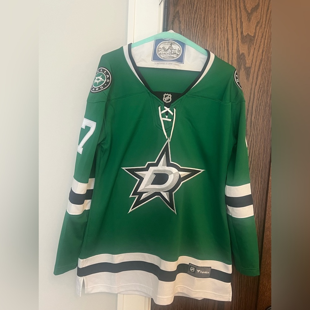 Women’s medium Fanatic official Dallas Star jersey. Brand new with tag.